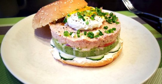 Бургер с тунцом и гуакамоле