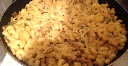 Макароны с курицей и грибами в сливочном соусе с карри