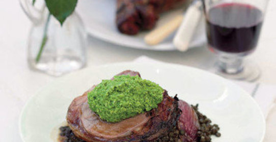 Филе молодого барашка с красным луком, чечевицей и горошком