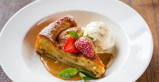 Шарлотка с яблоками и корицей