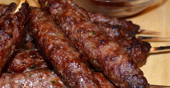 Люля-кебаб с соусом сацебели и маринованным луком по‑домашнему