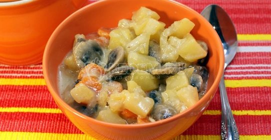 Картофель с грибами в горшочке