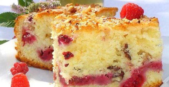 Пирог с малиной и орехами
