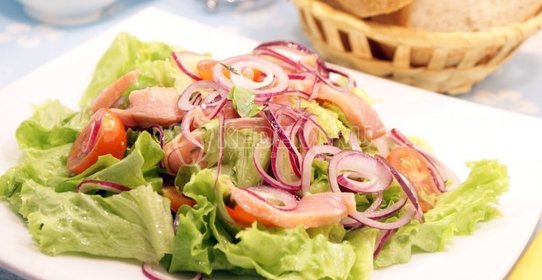 Салат с солёной красной рыбой