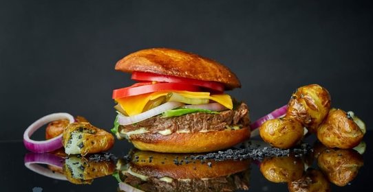 Бургер на булочке бриошь с томлёной телятиной