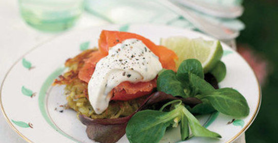 Копченая форель на картофельной лепешке со шнитт-луком, сметаной и хреном