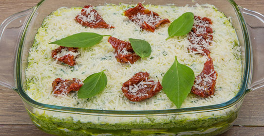 Овощная лазанья из цукини с рикоттой и соусом песто