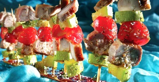 Мини-шашлыки из копченой свинины, помидоров черри и маринованных цукини