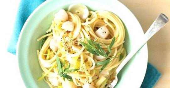 Спагетти с морскими гребешками, луком и эстрагоном