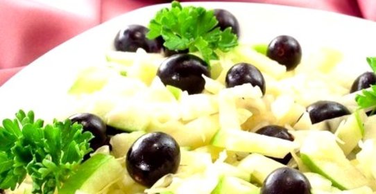 Салат с капустой, виноградом и яблоком