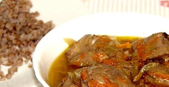 Куриная печень с луком и морковью