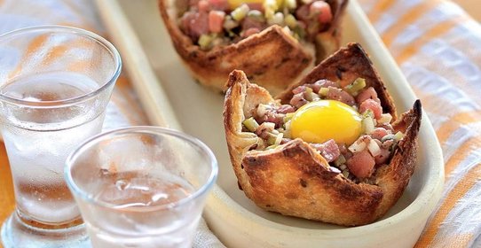 Стейк тартар с перепелиным яйцом в корзиночках из тостов