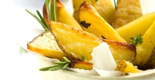 Печеный молодой картофель с розмарином и черным перцем