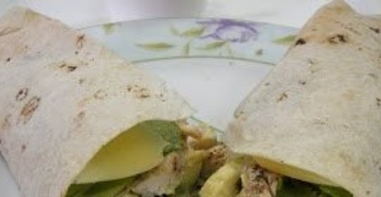 Рулет из тортильи с курицей и авокадо