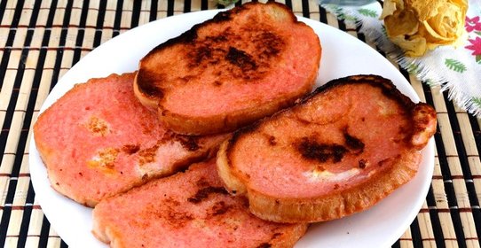 Сладкие гренки с вишневым сиропом