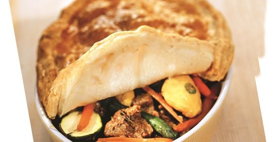 Говядина с молодыми овощами под хлебной крышкой