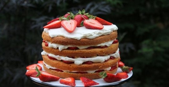 Торт с творогом и клубникой