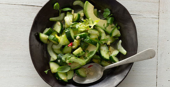 Салат с авокадо и огурцом