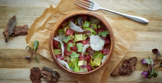 Рубленый тунец с авокадо и рисовыми чипсами