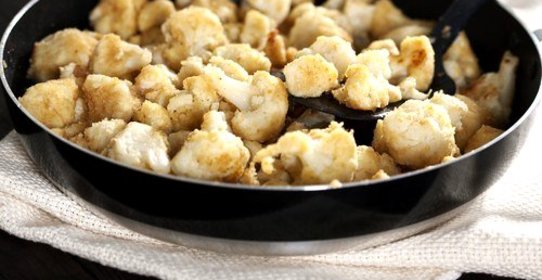 Печеная цветная капуста с морской солью и черным перцем