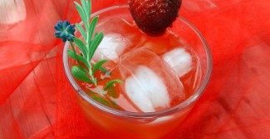 Клубнично-лавандовый лимонад