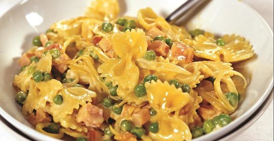 Паста с зеленым горошком и ветчиной