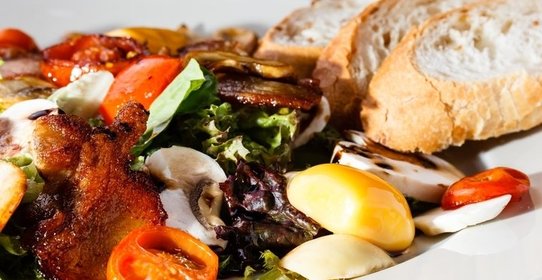 Салат с кальмарами, сыром и фасолью