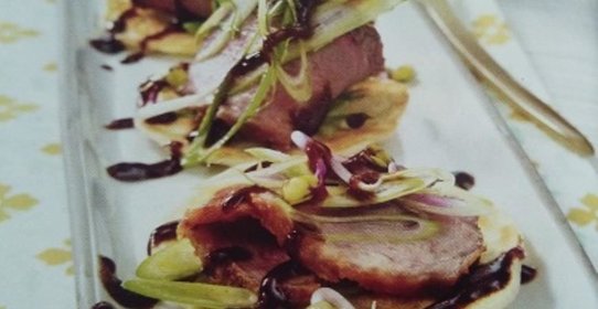 Куриная грудка с кокосовыми блинчиками и сливовым соусом