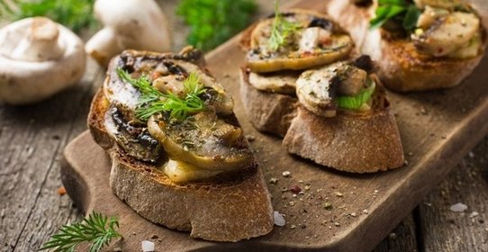 Брускетта с жареными грибами