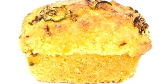 Кукурузный хлеб с чеддером, халапеньо и зеленым луком