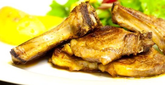 Маринованная в роме баранья нога на гриле с персиками