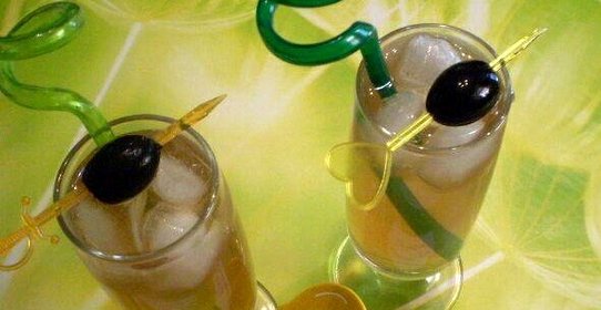 Коктейль с оливкой