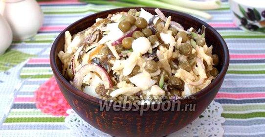Салат с морской капустой, горошком и яйцом