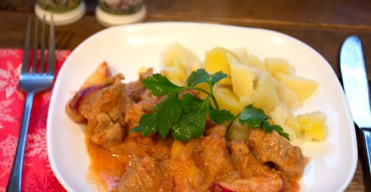 Гуляш с яблоком