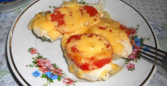 Куриная грудка запеченная с помидорами и сыром
