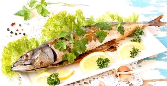 Скумбрия запечённая с чесноком и петрушкой
