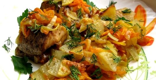 Щука в духовке с овощами