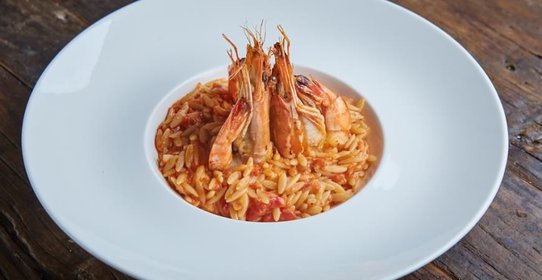 Крифарото Мэ Гаридэс (греческие макароны с тигровыми креветками)