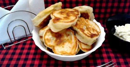 Пышные оладьи с изюмом на кефире