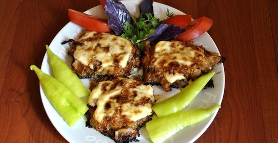 Мясо по-французски со свининой и грибами