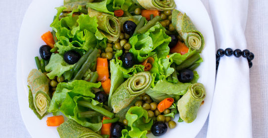 Овощной салат с зелеными блинчиками