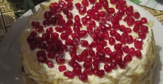 Салат с курицей гранатом и сыром