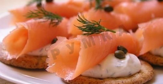 Канапе на крекере с семгой