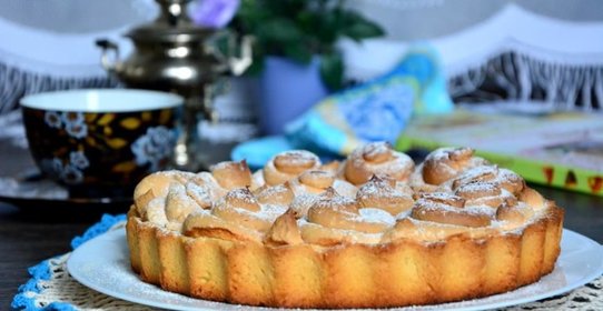 Сливовый пирог с безе