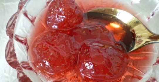 Клубничное варенье янтарное