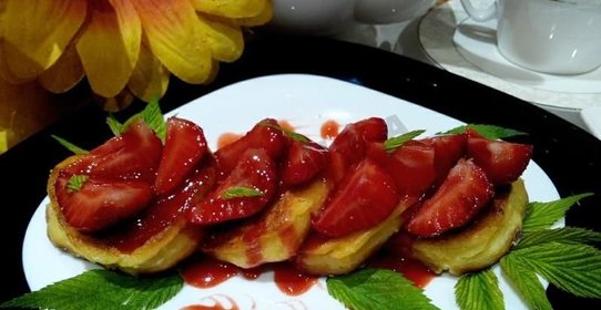 Сырники с клубникой и клубничным сиропом