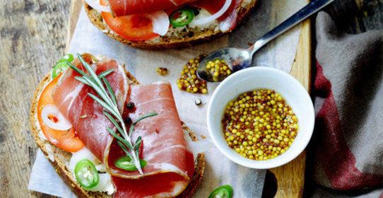 Брускетта с ветчиной, сыром и помидорами