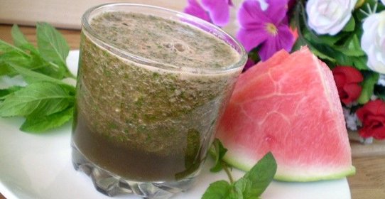 Зеленый коктейль с арбузом
