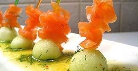 Копченый лосось с яблоком, в апельсиновом маринаде