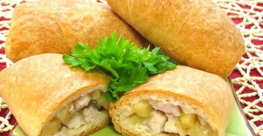 Слоеные пирожки с курицей и картофелем